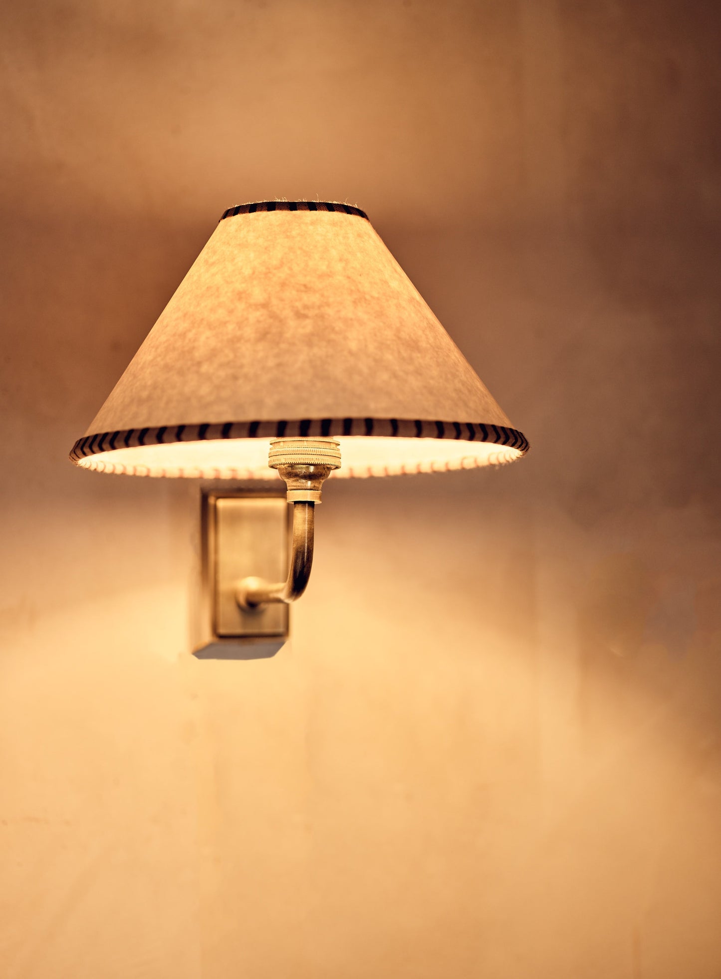 Lampă de perete Irving, alamă antică