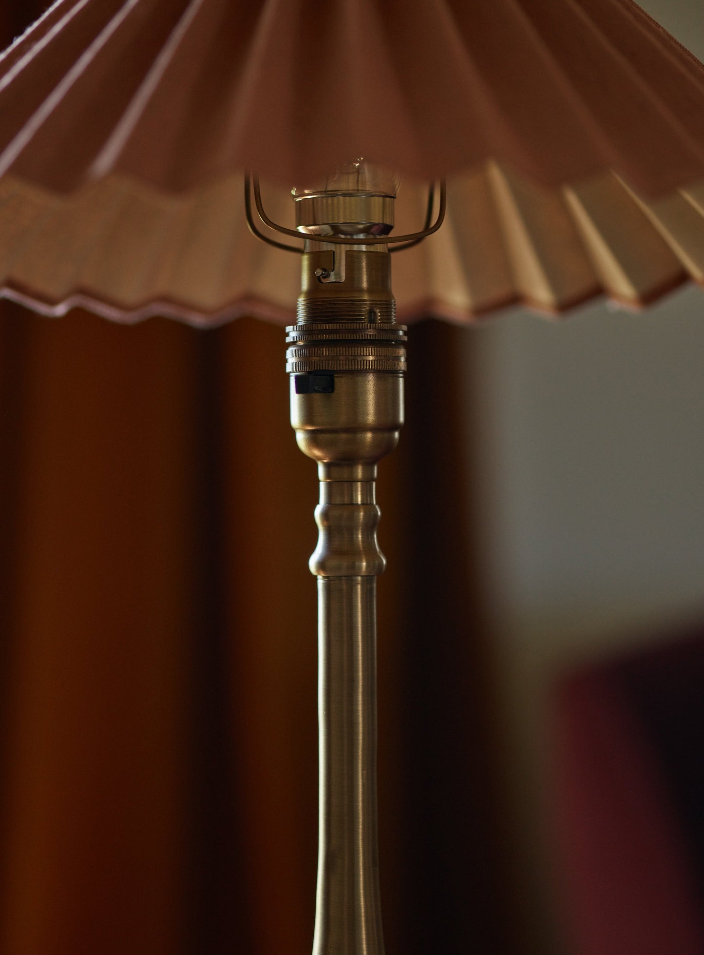 Lampă de masă Barnaby din alamă