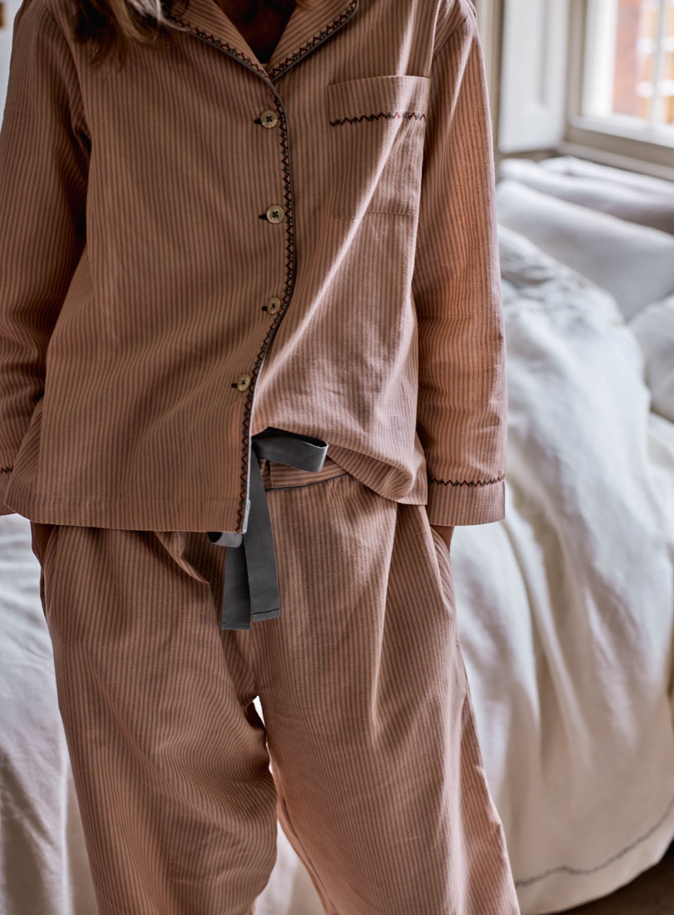 Pijamale brodate, medii