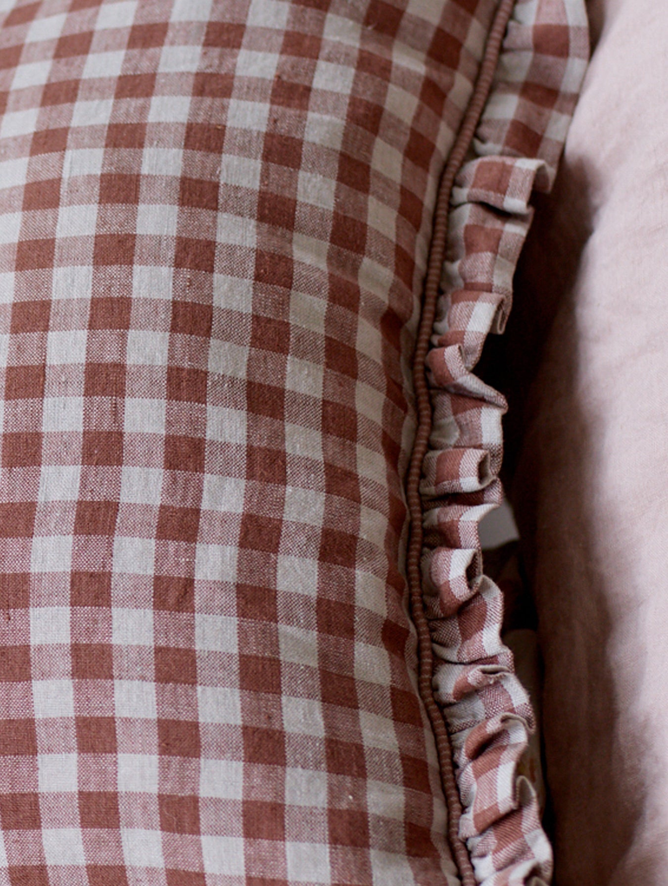 Pernă Tilly Gingham Volante, roșu fard de obraz